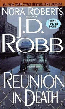 J. Robb Reunion in Death Traducido обложка книги