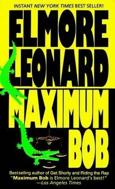Elmore Leonard Maximum Bob обложка книги