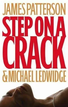 James Patterson Step On A Crack обложка книги