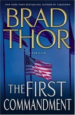 Brad Thor The First Commandment обложка книги