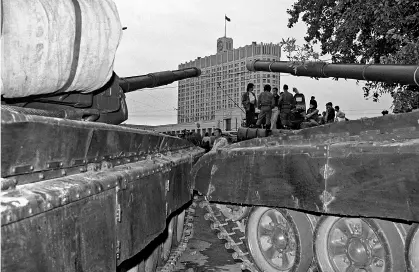 Защитники Белого дома разговаривают с бойцами военных подразделений - фото 6