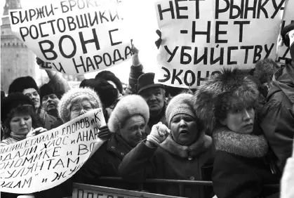 Участники митинга на Манежной площади протестующие против перехода к рыночным - фото 11