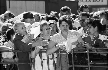 Акционеры стоят в очереди у здания АО МММ на Варшавском шоссе 1994 год На - фото 18