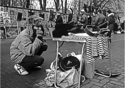 Дети улицы Арбат 1995 год Женщина торгующая на улице 1994 год - фото 23