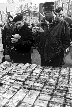Контрафактная продажа компьютерных дисков Радиорынок в Москве 1999 год Люди - фото 25