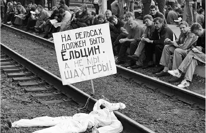 Шахтеры перекрыли движение поездов в знак протеста против задержки заработной - фото 30