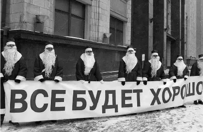 Деды Морозы с транспарантом Все будет хорошо у стен здания Государственной - фото 32