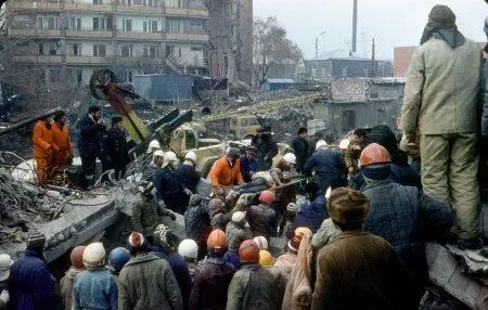 Живую женщину извлекли из завала и несут к машине скорой помощи Мне не забыть - фото 9