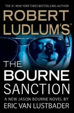 Robert Ludlum The Bourne Sanction обложка книги