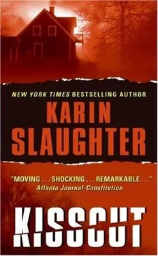 Karin Slaughter Kisscut обложка книги