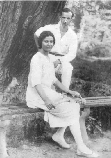 Лариса с братом Игорем Висбаден 1925 Открытка с видом санатория в - фото 59