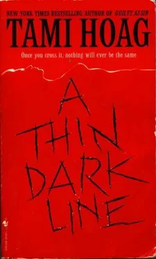 Tami Hoag A Thin Dark Line обложка книги