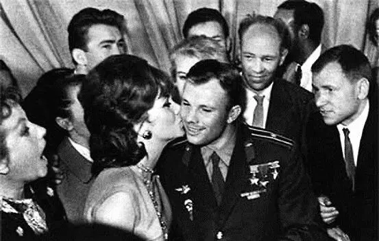 Ю А Гагарин Гагарин продолжал учиться и работать в 1968 году он окончил - фото 32