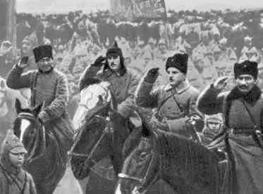 Победный парад Первой конной Слева направо С М Буденный К Е Ворошилов - фото 29