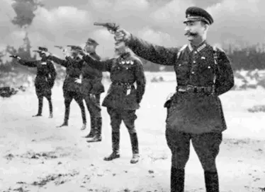 На стрельбище Фото 1931 г С M Буденный и И В Сталин с участницами - фото 39