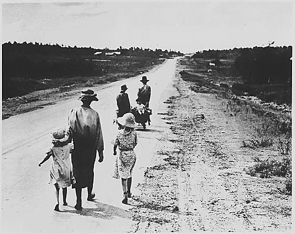1938 год Бездомные фермеры на дорогах Америки Выход из депрессии потребовал - фото 8