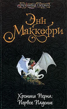 Энн Маккефри Хроники Перна: Первое Падение обложка книги