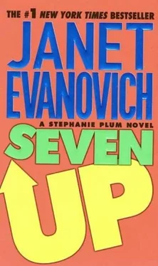 Janet Evanovich Seven Up обложка книги