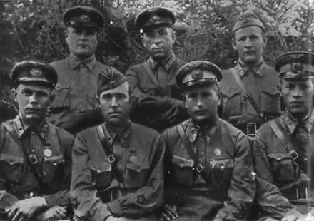 Командование авиадивизии Слева командир дивизии И С Полбин 1942 г И С - фото 9