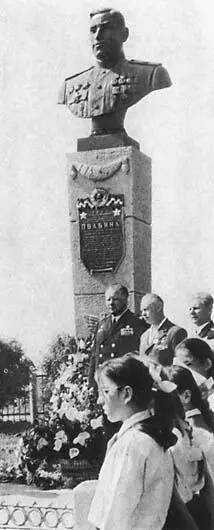 Семья Супруна на лесной вырубке в Канаде 1918 г Степа во втором ряду слева - фото 12