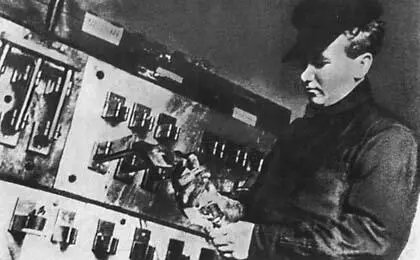 Герой Советского Союзе А Хлобыстов в гостях у рабочих родного завода 1942 г - фото 35