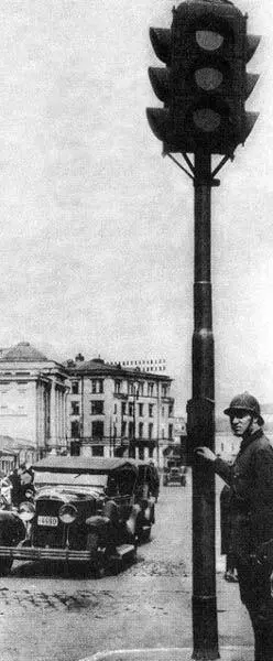Регулировщик возле одного из первых светофоров 34 Талон на хлеб 35 - фото 46