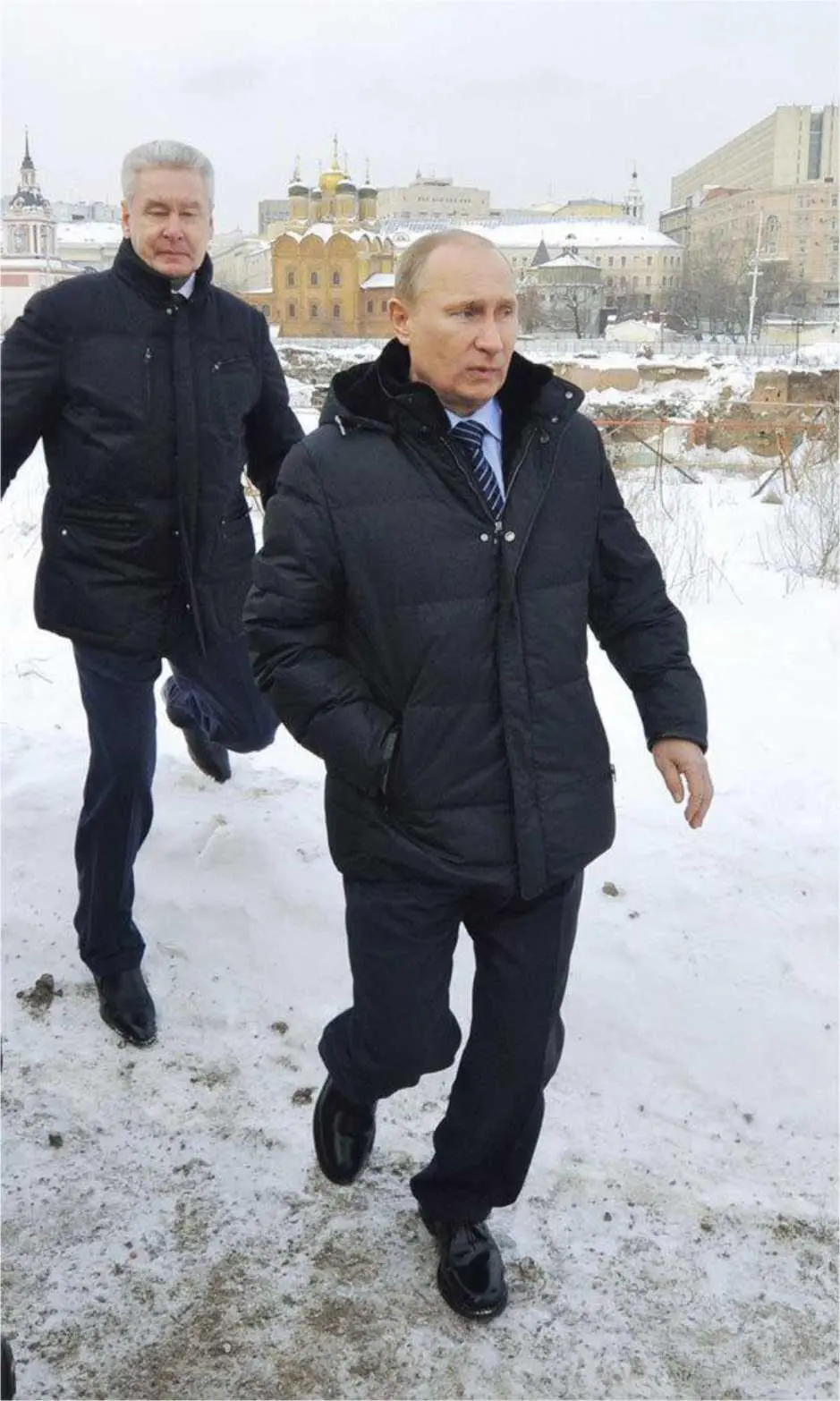 Мэр Москвы Сергей Собянин на заднем плане Скоро здесь будет плитка Перед - фото 38