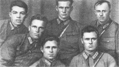 На снимке слева направо К С АНИСИМОВ бортмеханик Н П Каманина затем Б - фото 9