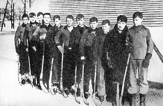 1933 г хоккейная команда 2й сестрорецкой школы Справа капитан команды - фото 1