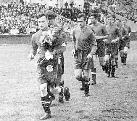 1952 г Всеволод Бобров капитан команды ЦДСА фактически это была сборная - фото 23