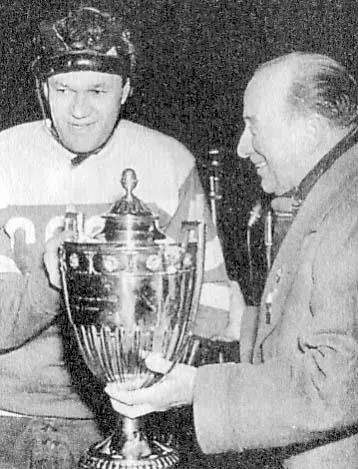 1954 г Приз за победу в чемпионате мира и Европы вручает сборной СССР - фото 35