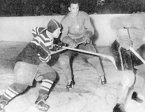 1957 г Чемпионат мира и Европы Чехословацкий хоккеист пытаясь остановить - фото 37
