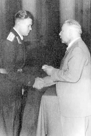 1957 г Высшую в СССР награду орден Ленина майору Боброву вручает маршал - фото 38