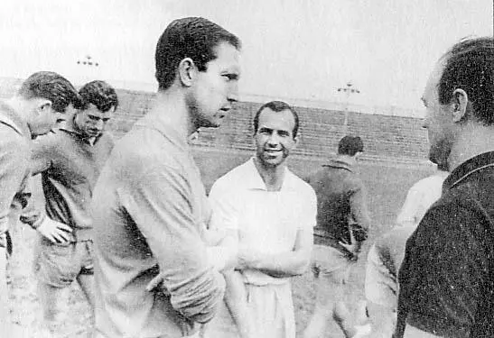 1967 г Возвращение из хоккея снова в футбол На стадионе ЦСКА Бобров - фото 46