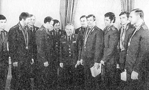 1973 г В Харламов В Лутченко В Петров В Бобров Б Михайлов врач - фото 50