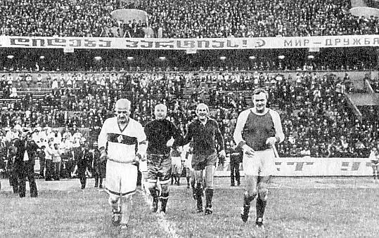 1976 г Открытие в Тбилиси стадиона Динамо Перед матчем ветеранов Впереди - фото 56