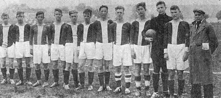 Детская футбольная команда Локомотив Москва в 1938 году Слева направо С - фото 1