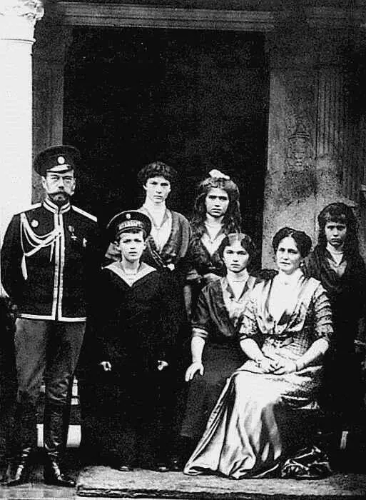 Николай II с женой и детьми Таврический дворец После Февральской революции - фото 2