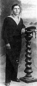 С весны 1917 г после отречения Императора флот был рассадником политической - фото 15