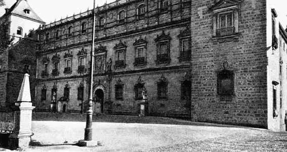 Северный фасад Алькасара Западный фасад не имел официального значения и потому - фото 16