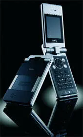 Компания NEC видимо вдохновленная успехом Motorola RAZR выпустила телефон - фото 9