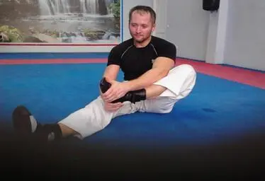 На вдохе подтягиваем ступню к низу живота и продолжая движение на выдохе - фото 14