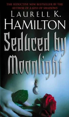 Лорел Гамильтон Seduced by Moonlight обложка книги