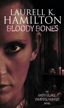 Лорел Гамильтон Bloody Bones обложка книги