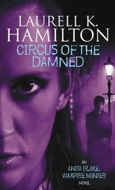 Лорел Гамильтон Circus of the Damned обложка книги