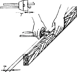 Рис 16 Разметка толщины заготовки с помощью рейсмуса На остроганных кромках - фото 22
