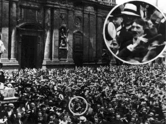 Рис 5 Адольф Гитлер на митинге в Мюнхене 2 августа 1914 года Это горькое - фото 5