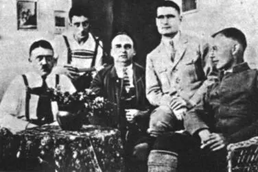 Рис 19 Нацист номер три Рудольф Гесс второй справа с Гитлером в крепости - фото 19