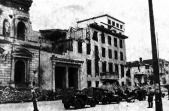 Рис 61 Разрушенное здание Рейхсканцелярии май 1945 года Обе точки зрения - фото 60