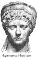 Красное вино лилось по белой скатерти стола на пол Оно - фото 8